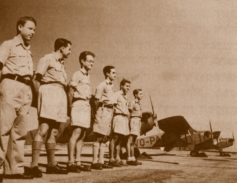טייסי הפלמ"ח ליד מטוסי חברת "אווירון" שבהם התאמנו, 1947