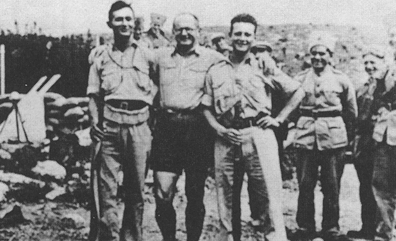 תמונה מפקד הפו"ש, יצחק שדה, ושני עוזריו הראשיים - משה דיין ויגאל אלון - בעלייה לחניתה