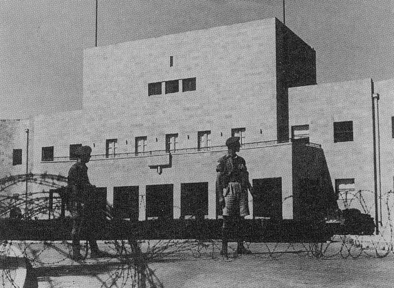 תמונה ממראות "השבת השחורה" - בניני המוסדות הלאומיים בירושלים בידי הבריטים